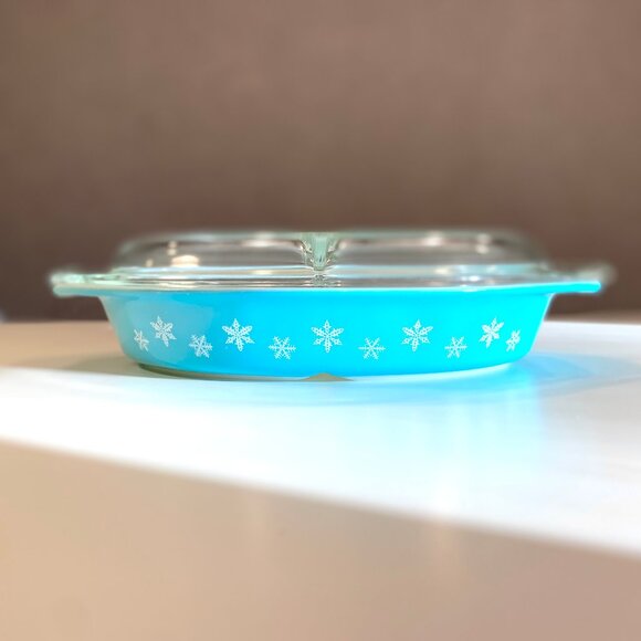 Pyrex Blue Snowflake Cinderella Divided Oval Dish with Lid 1 1/2 Quart
